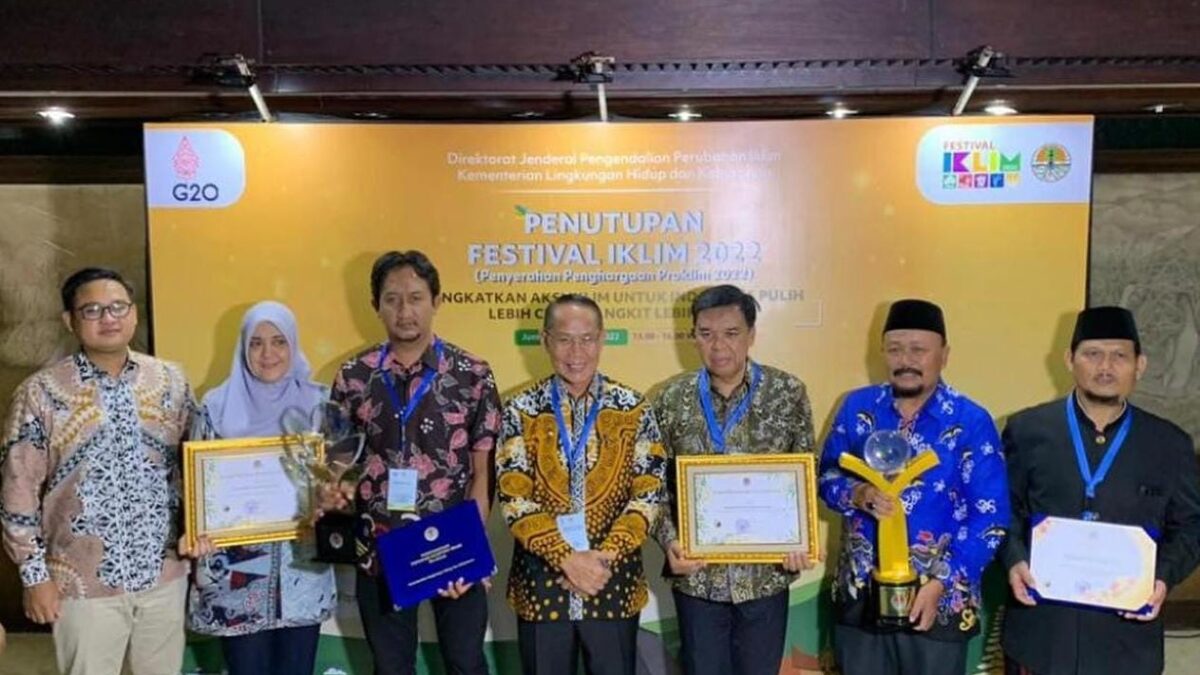 Kepala Dinas Lingkungan Hidup Provinsi Kalimantan Timur EA Rafiddin Rizal (kanan ketiga) (Adpim Pemprov Kaltim)