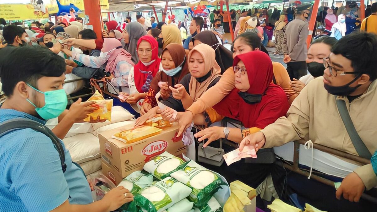 Aktifitas operasi pasar murah di Jepara, Jawa Tengah (Sumber Foto : Gatracom)