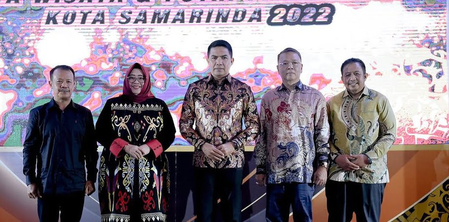 Wali Kota Samarinda, Andi Harun (tengah) dalam kegiatan Grand Final Duta Wisata dan Putri Pariwisata 2022