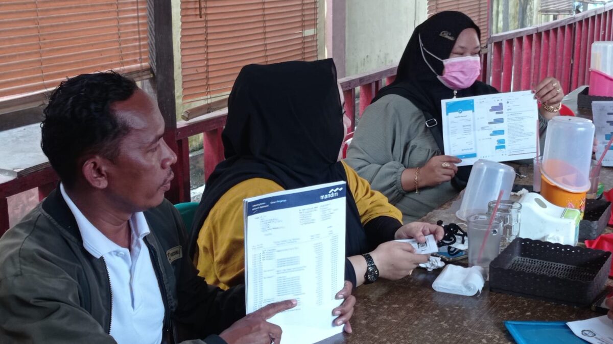 emak-emak di dampingi pengacaranya saat mendapati Polresta Samarinda (Istimewa)