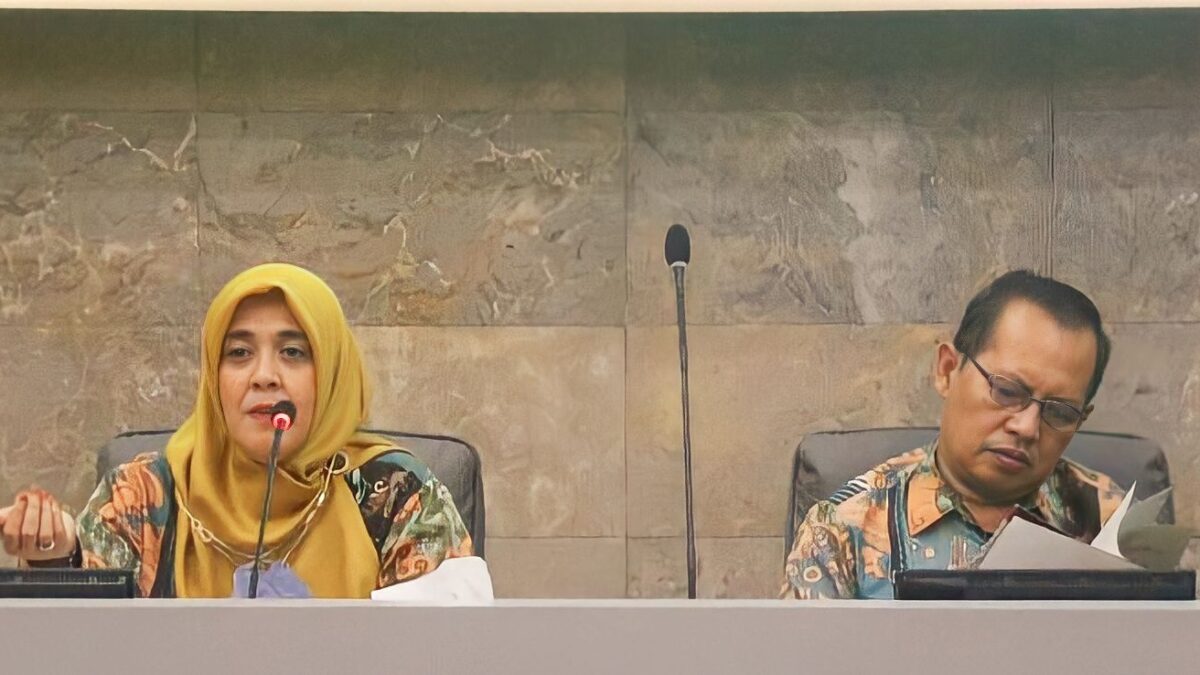 Kadis DLH Samarinda, Nurrahmani bersama Plh Sekda Samarinda, Sam Saimun saat kegiatan sosialisasi pengelolaan sampah.