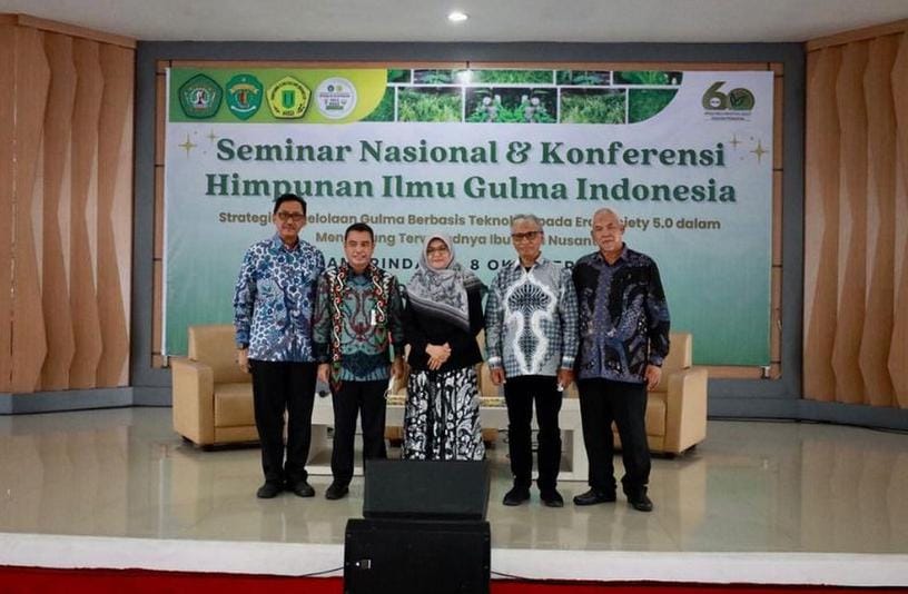 Penjabat Sekretaris Daerah Provinsi Kaltim Riza Indra Riadi saat menghadiri Seminar Nasional dan Konferensi Himpunan Ilmu Gulma Indonesia (HIGI), di Gedung Olah Bebaya, Kota Samarinda.