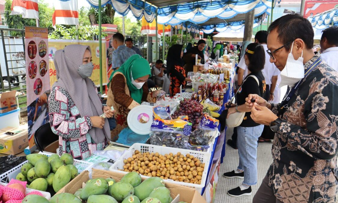 Suasana pasar murah yang digelar Dinas Pangan Tanaman Pangan dan Hortikultura (DPTPH) Kaltim.