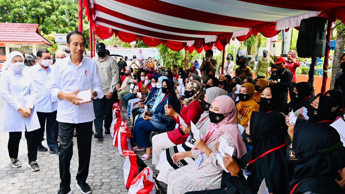 Presiden Jokowi menyerahkan sejumlah bansos kepada para penerima manfaat di Kantor Pos Cabang Balikpapan, Balikpapan, Kalimantan Timur, Selasa (25/10/2022).