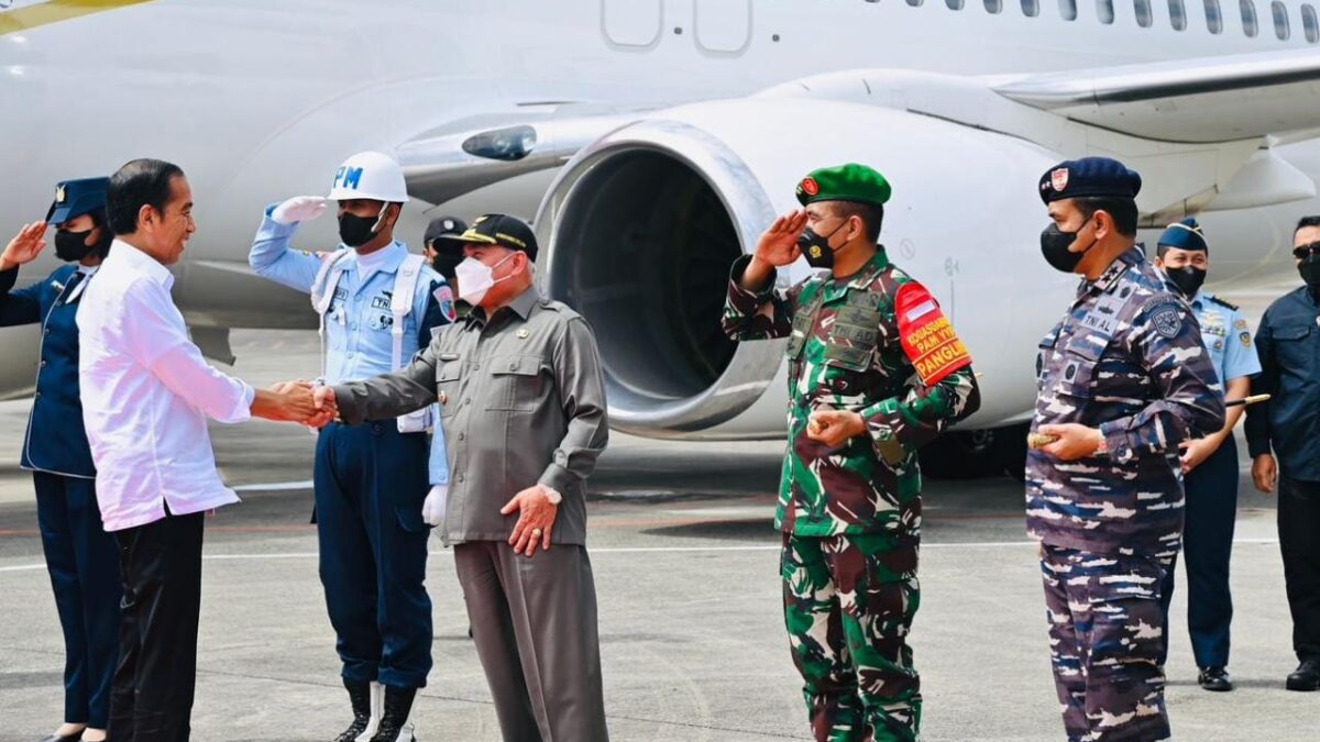 Gubernur Isran Noor menyambut Presiden Joko Widodo di Bandara Internasional Sultan Aji Muhammad Sulaiman Balikpapan.