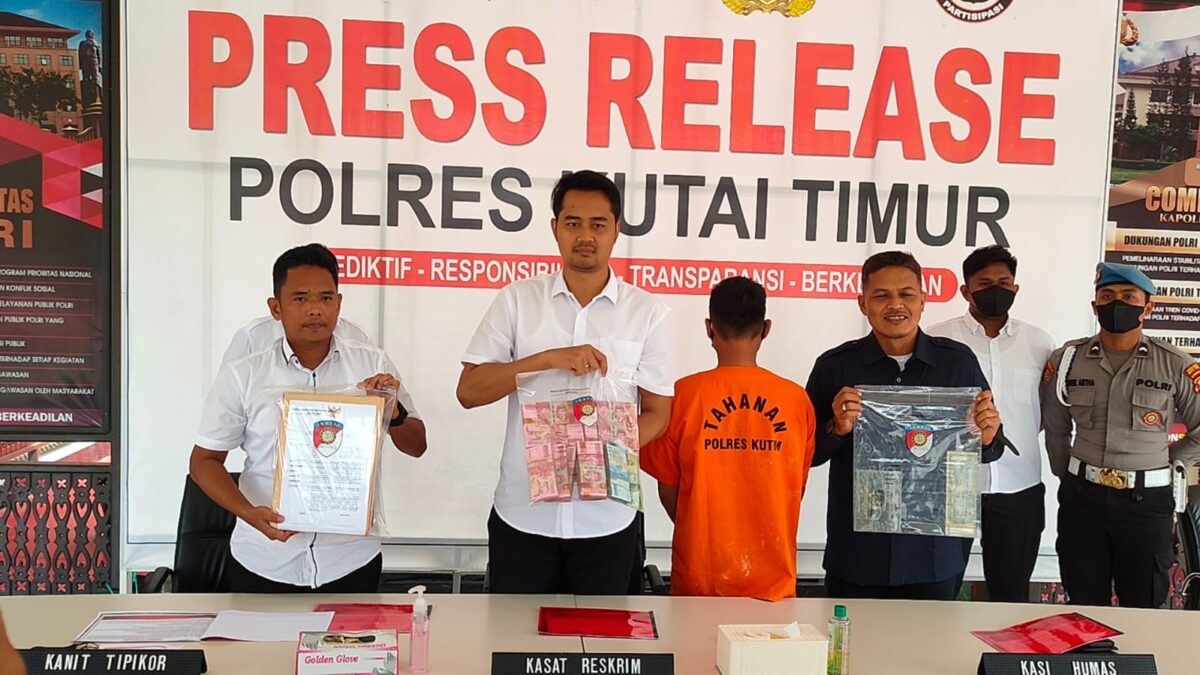 Satreskrim Polres Kutai Timur membeberkan pengungkapan kasus tindak pidana korupsi yang menjerat Pj Kades Manubar berinisial AA. Foto : Humas Polres Kutai Timur