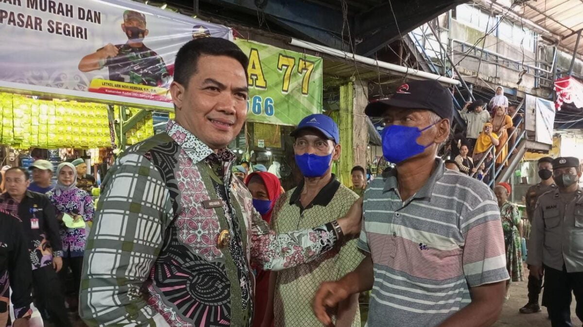 Wali Kota Samarinda, Andi Harun saat memberikan bantuan kepada pedagang di Pasar Segiri