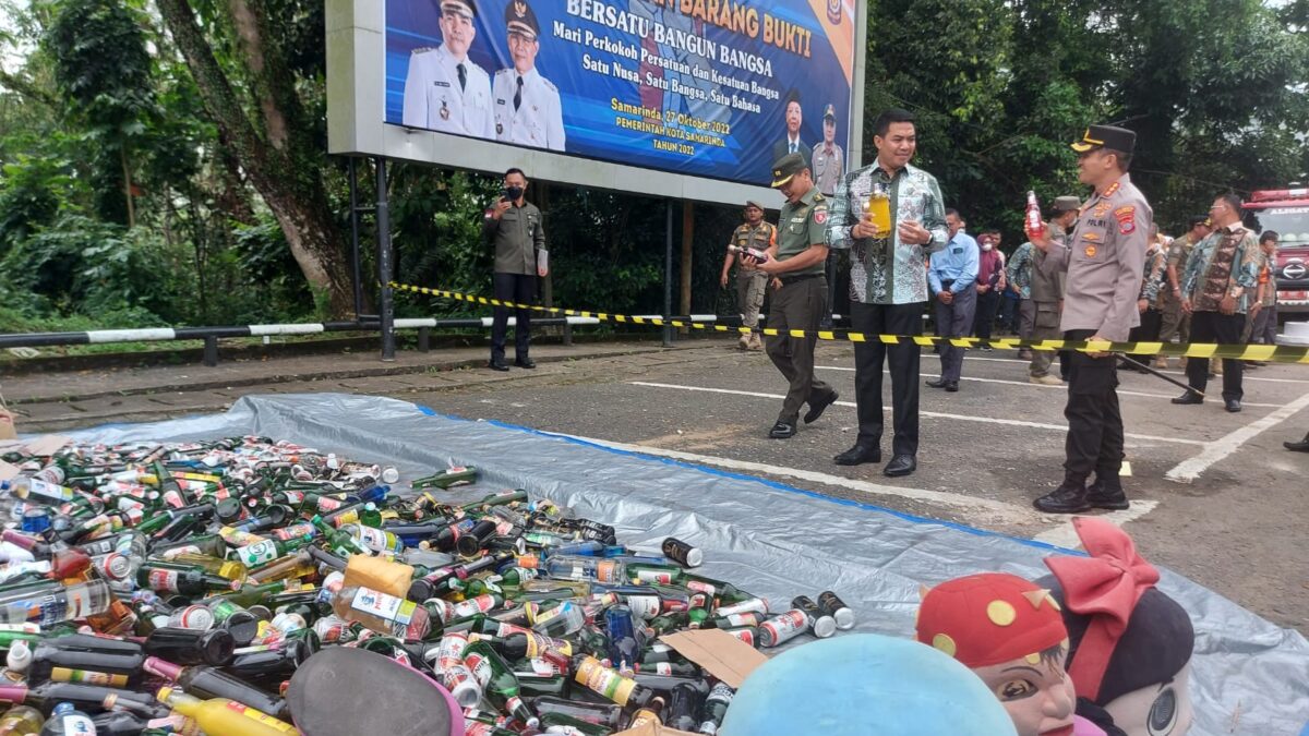Saat pemusnahan miras dan kostum badut pengamen jalanan berlangsung. (Istimewa
