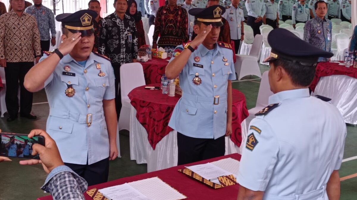 Serah terima jabatan kepala Rutan Kelas IIA Samarinda dari Alanta Imanuel Ketaren (kiri) kepada Jul Herry Siburian (kanan) disaksikan Kepala Divisi Pemasyarakatan Kanwil Hukum dan HAM Kalimantan Timur Jumadi, Kamis (27/10/2022). (Foto : Mar/Klausa.co)