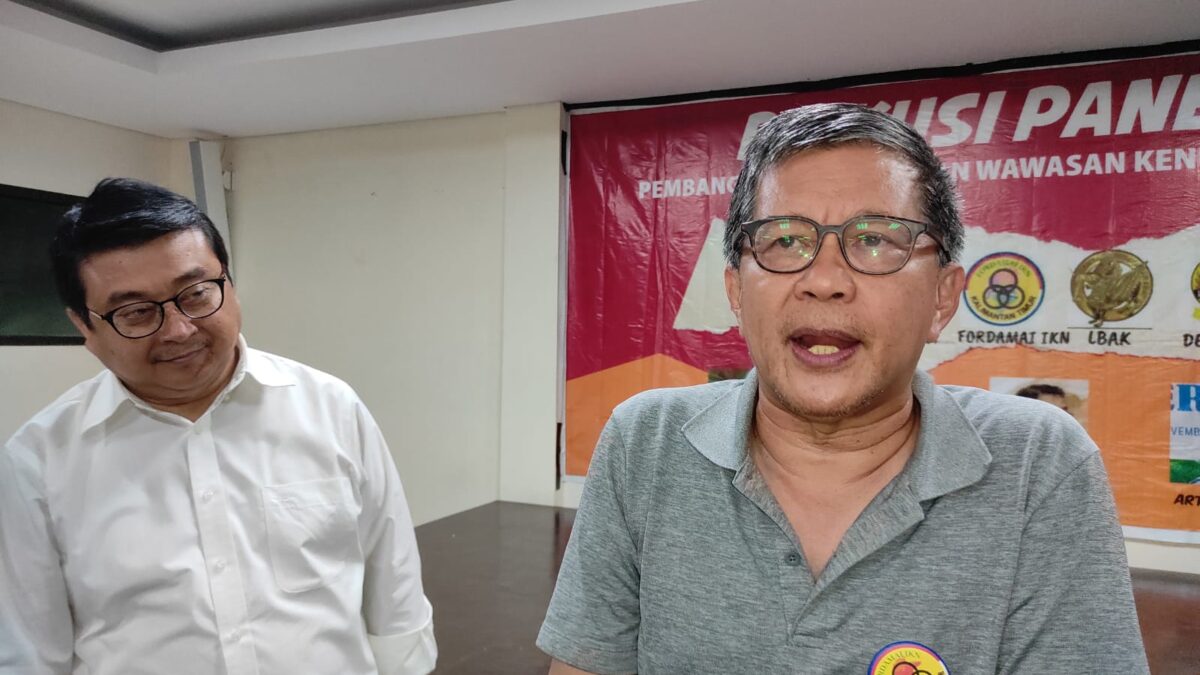 Pengamat Politik Rocky Gerung (kanan) didampingi Ketua APCASI Dikki Akhmar (kiri)