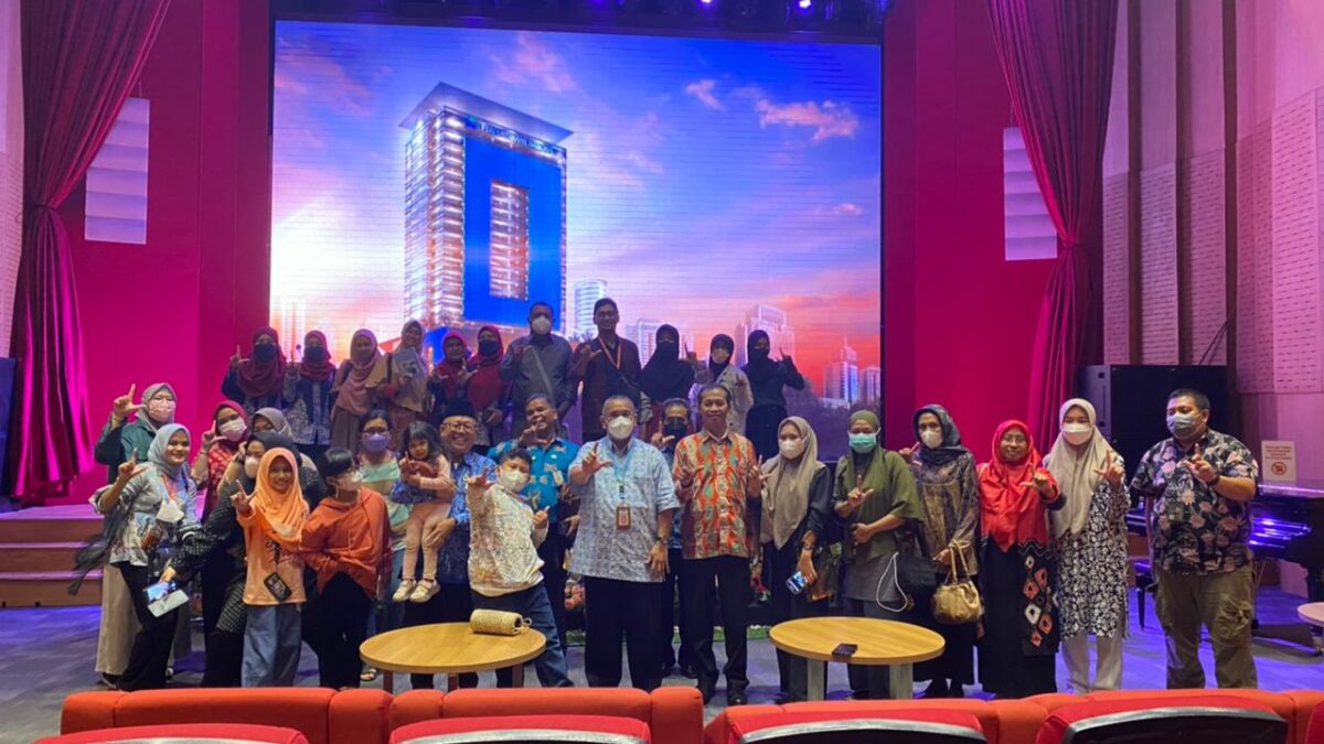 Foto bersama rombongan wisata literasi di Perpustakaan Nasional