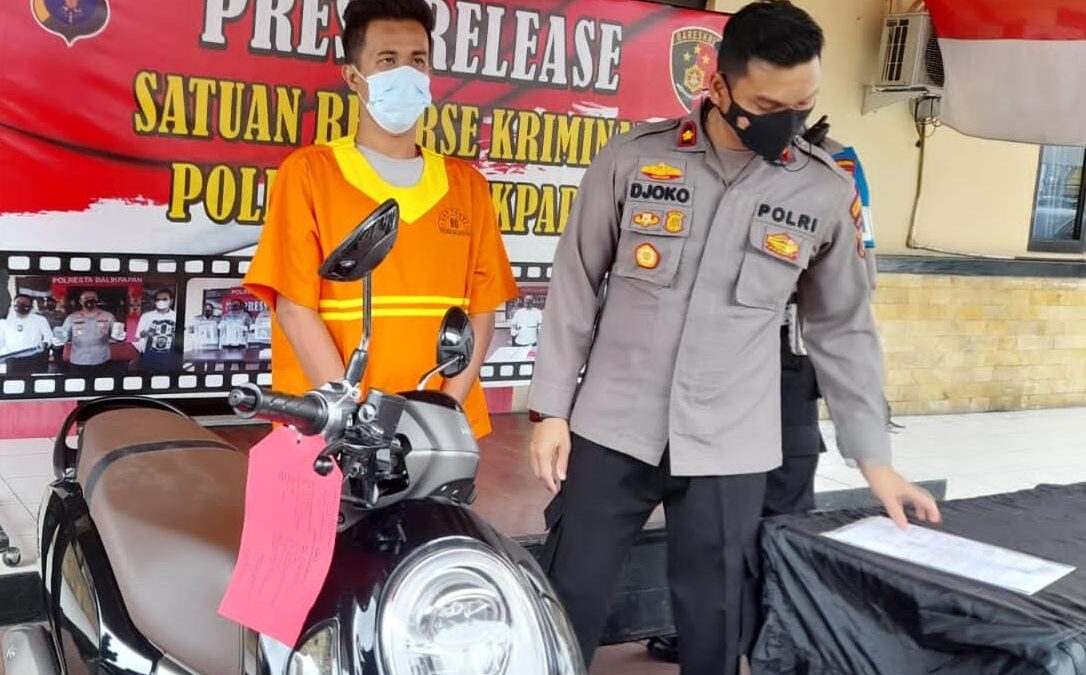 A beserta barang bukti saat diamankan di polsek Balikpapan