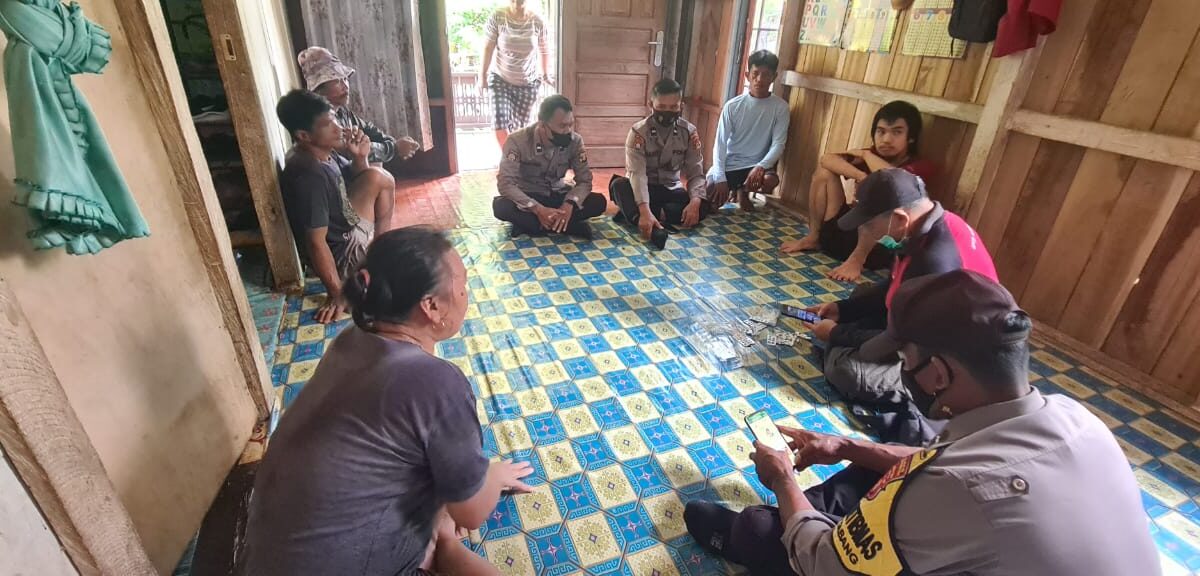 Pihak kepolisian polsek Tabang saat mendatangi kediaman AP (Foto : Istimewa)