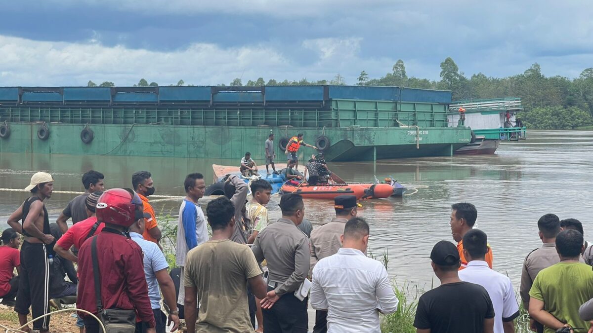 Proses evakuasi korban tugboat yang tenggelam (Foto: Istimewa)