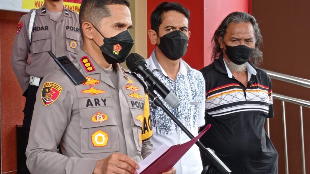 Kapolresta Samarinda Kombes Ary Fadli (kiri) saat menggelar rilis pengungkapan sejumlah kasus kriminal yang terjadi di Kota Tepian beberapa waktu lalu. (Foto : Dokumentasi Klausa.co)