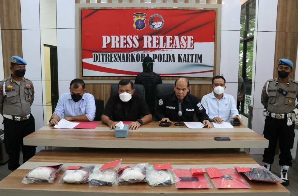 Direktorat Reserse Narkoba Polda Kaltim gelar konferensi pers terkait keberhasilan penggagalan transaksi narkotika jenis sabu, Kamis (24/11/2022).