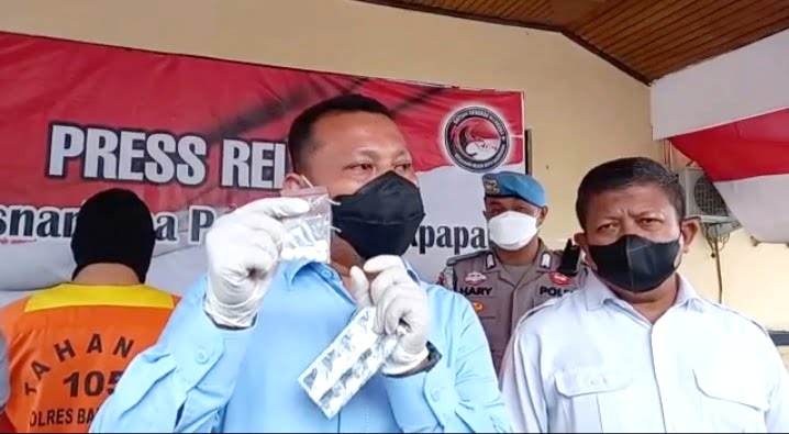 NR dan S beserta pil zenith setelah diamankan pihak kepolisian (Foto : Istimewa)