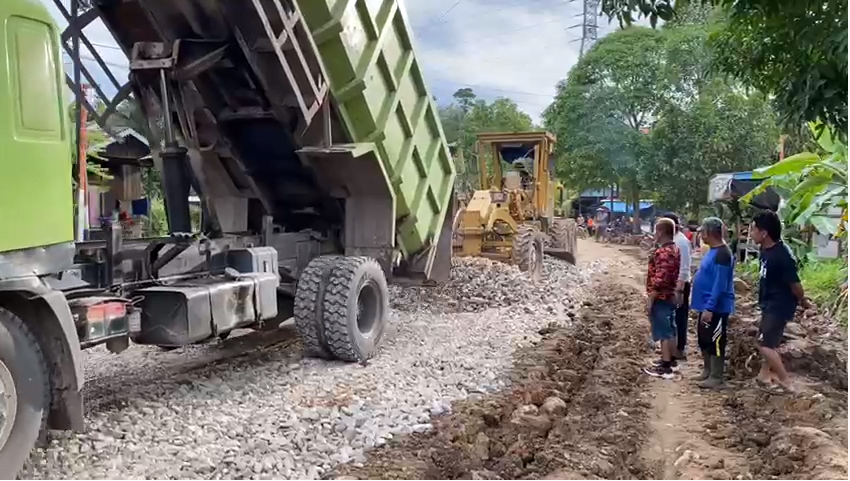 Proses perbaikan jalan sementara oleh BBPJN di desa Loleng, (Foto: Istimewa)