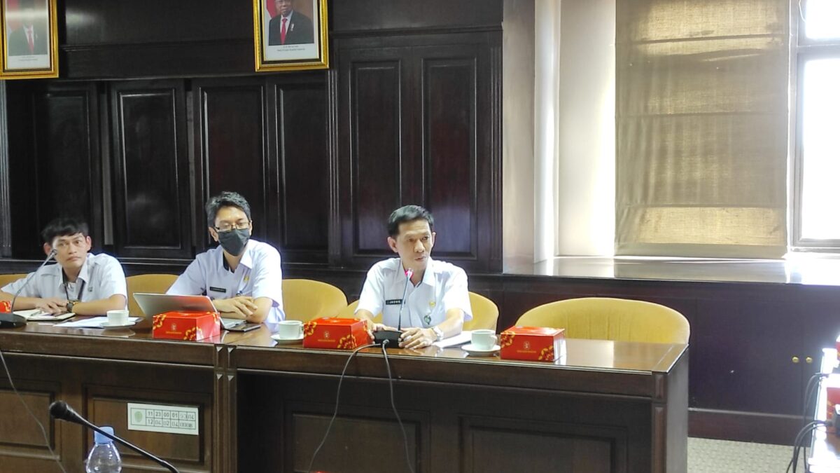 Plt Sekretaris Disdikbud Kaltim M Jasniansyah  saat menghadiri hearing di Lantai 3 Gedung D Komplek DPRD Kaltim jalan Teuku Umar, Kota Samarinda.