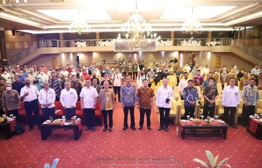 Foto bersama dalam Rapat Koordinasi Tenaga Kerja Konstruksi yang terselenggara di Ballroom Hotel Bumi Senyiur jalan Pangeran Diponegoro, Kota Samarinda. (Adpim Pemprov Kaltim)