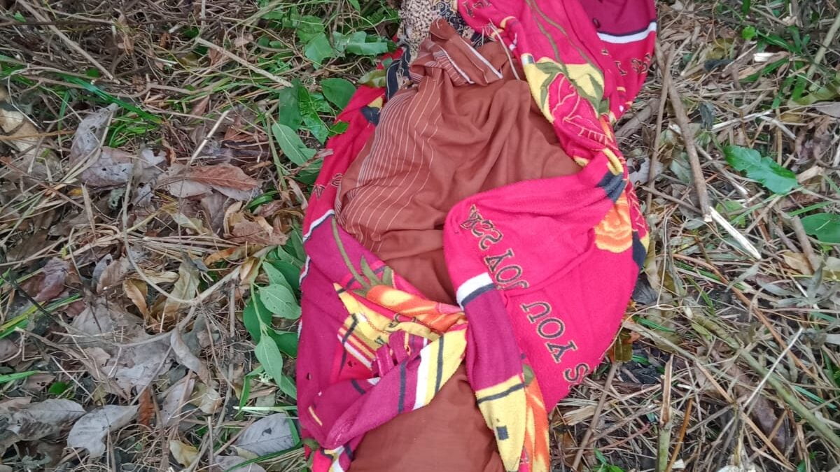 Jasad HY saat ditemukan tewas di belakang rumah (Istimewa)