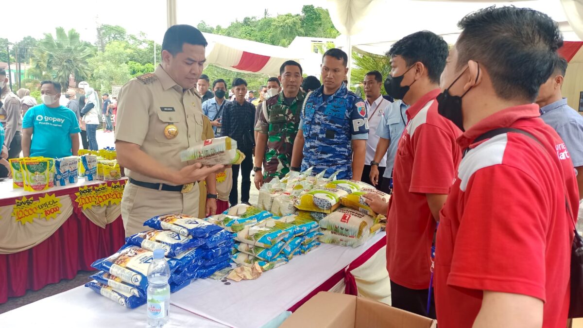 Wali Kota Samarinda Andi Harun saat berada di lokasi pasar murah