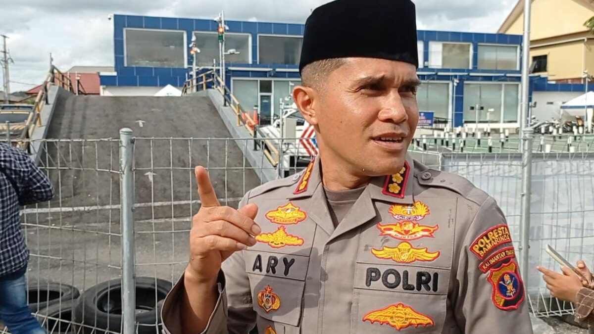 Kapolresta Samarinda Kombes Ary Fadli saat diwawancarai awak media. (Foto : Klausa.co)