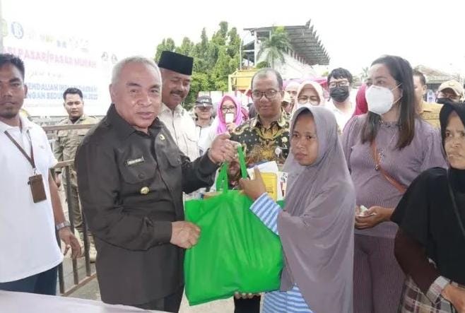 Gubernur Isran Noor saat menyerahkan bantuan kepada masyarakat di Stadion Rondong Demang, Tenggarong, Kutai Kartanegara. (Adpim Pemprov Kaltim)