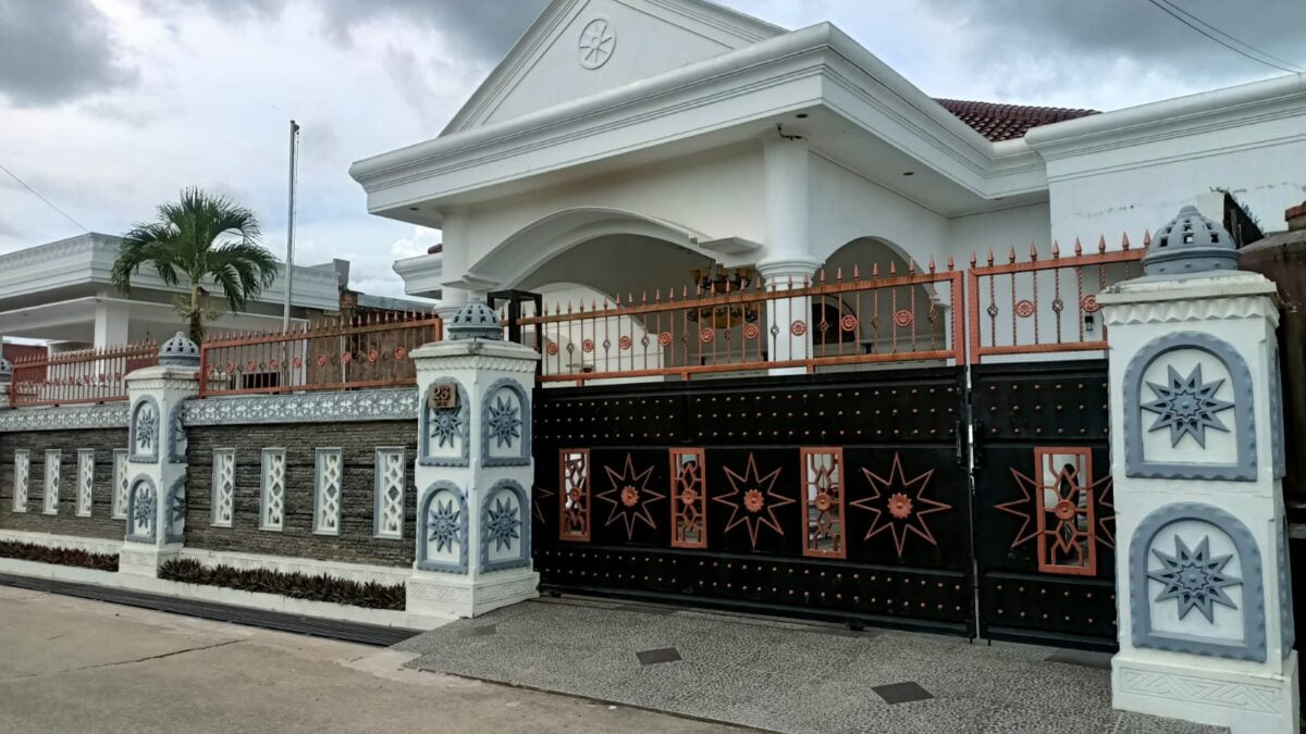 Rumah kediaman Ismail Bolong yang terpantau sepi saat dikunjungi wartawan