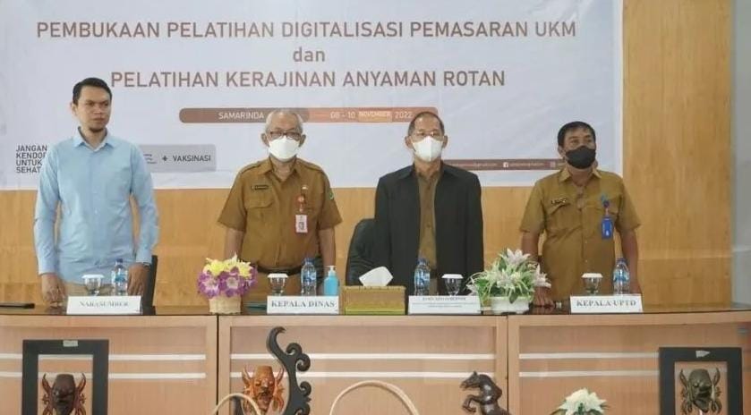 Staf Ahli Gubernur Bidang Reformasi dan Keuangan Daerah Diddy Rusdiansyah  saat menghadiri pelatihan digitalisasi pemasaran UKM dan kerajinan anyaman rotan pada Selasa (8/11/2022). (Adpim Pemprov Kaltim)