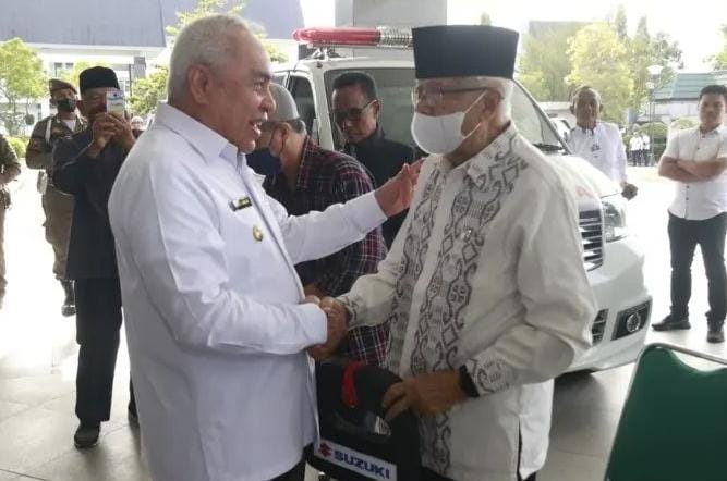 Gubernur Isran Noor saat menyerahkan bantuan mobil jenazah dan ambulans di Halaman Kantor Gubernur Kaltim jalan Gajah Mada, Kota Samarinda. (Adpim Pemprov Kaltim)