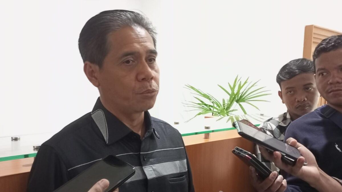Wakil Ketua I DPRD Kota Samarinda, Helmi Abdullah saat diwawancarai.