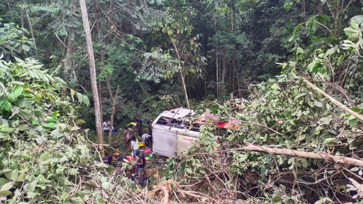 Bus kontingen atlet PPU yang terperosok kedalam jurang (Foto : Istimewa)