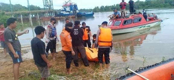 Tim SAR mengevakuasi jasad Fredy korban kapal tug boat Bahar 79 yang tenggelam di perairan Sungai Mahakam. (Foto : Basarnas)