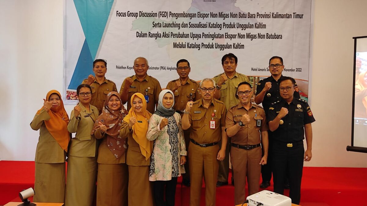 Foto bersama peresmian Katalog Produk Unggulan Kaltim, di Hotel Amaris, jalan dr. Sutomo, Kota Samarinda.
