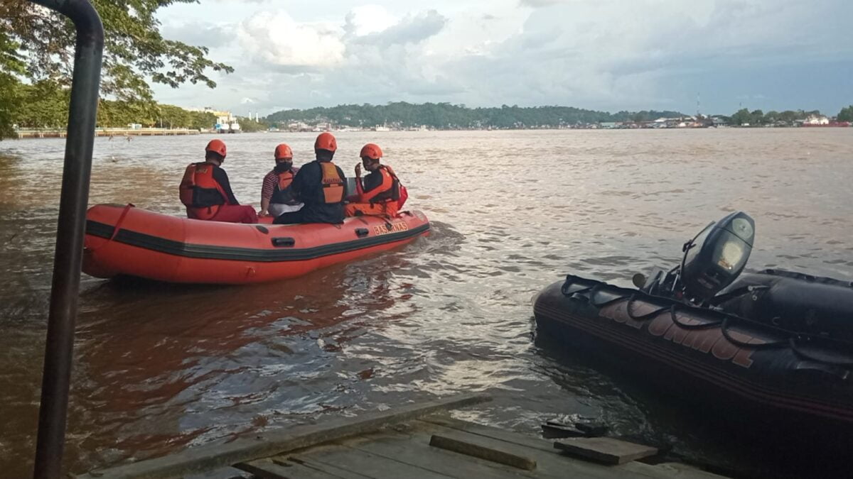 Proses pencarisan bocah tenggelam di sungai mahakam (Foto: Istimewa)