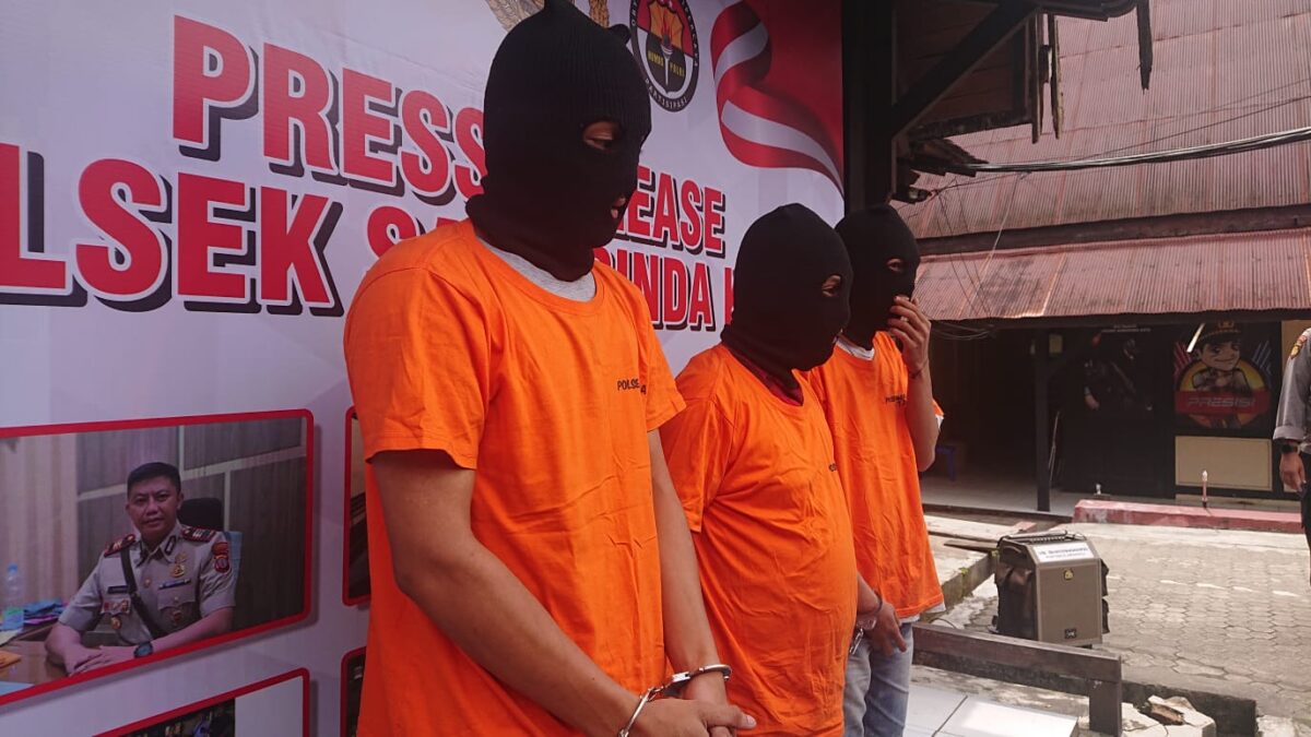 Ketiga pelaku peredaran narkotika jenis sabu setelah diamankan di polsek Samarinda (Foto : Istimewa)