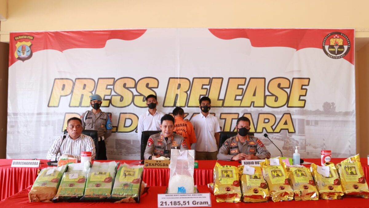 Polda Kaltara saat mengungkapkan 21 kilogram sabu yang akan dikirim ke Sulsel (Istimewa)