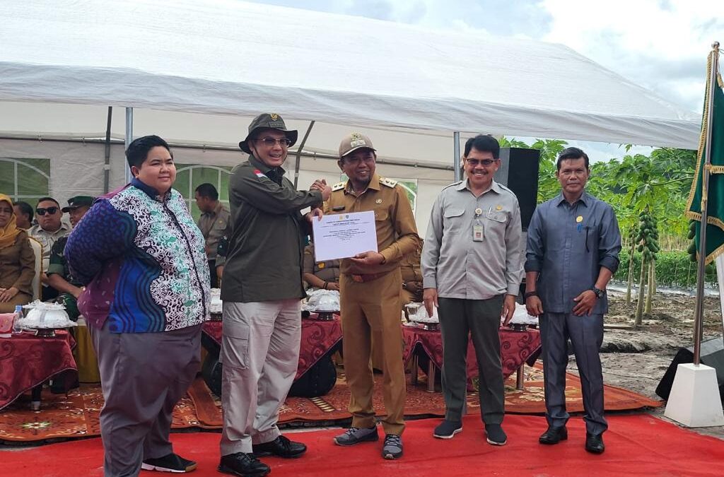 Wamentan Harvick Hasnul Qolbi didampingi Anggota DPRD Kaltim Ananda Moeis saat memberikan bantuan yang diterima langsung oleh Plt Bupati PPU Hamdan. (Foto : Istimewa)