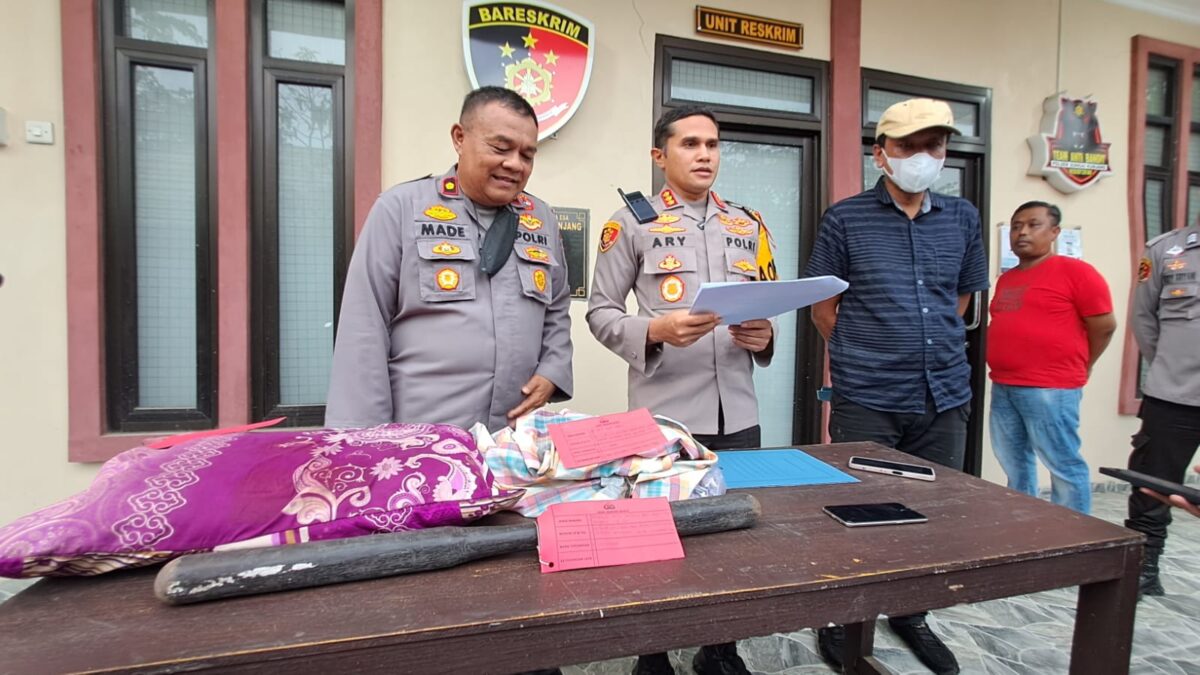 Kombes Pol Ary Fadli menerangkan kronologi penganiayaan istri terhadap suami saat press release (Foto: Istimewa)
