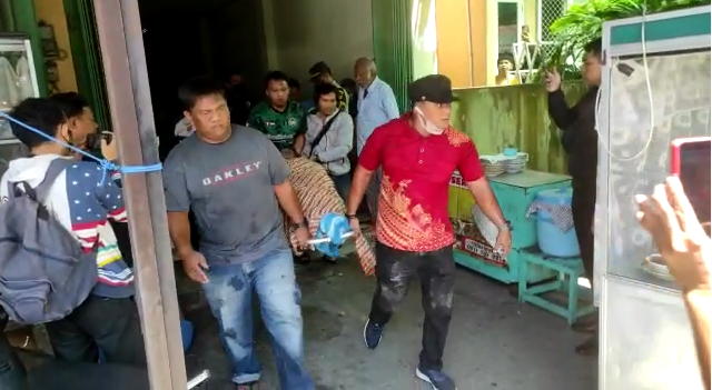 Evakuasi korban yang tersengat listrik menuju rumah sakit Bhayangkara (Foto : Istimewa)