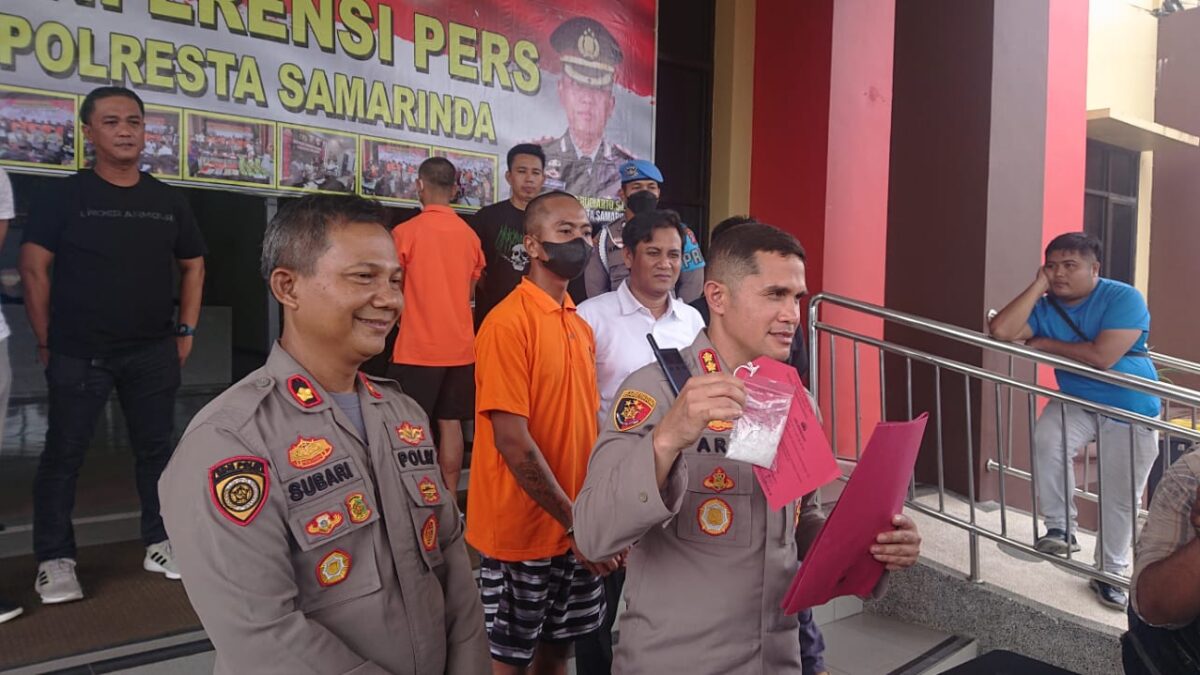 Kombes Pol Ary Fadli saat menunjukkan barang bukti sabu yang diamankan dari Jumriyanor (Foto: Istimewa)