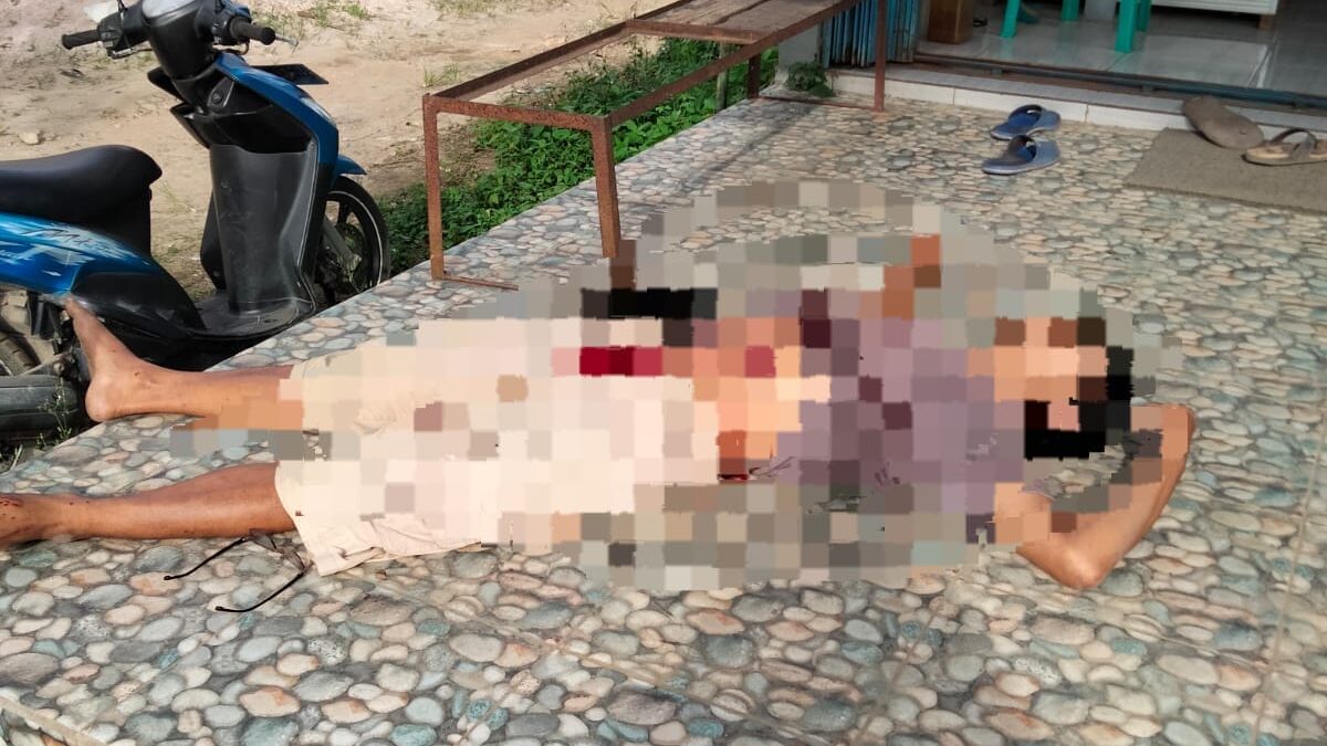 Suryadi yang tergeletak bersimbah darah akibat tikaman Rahmad Gunawan (Foto: Istimewa)