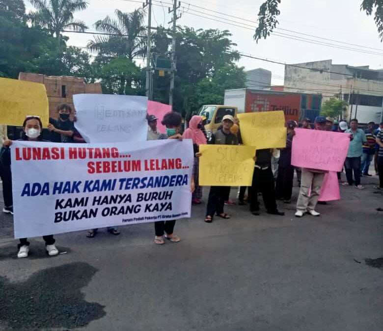 Forum Peduli Pekerja PT GBE saat menggelar aksi damai di Kantor Pelayanan Kekayaan dan Lelang ( KPKNL) Surabaya, Jawa Timur