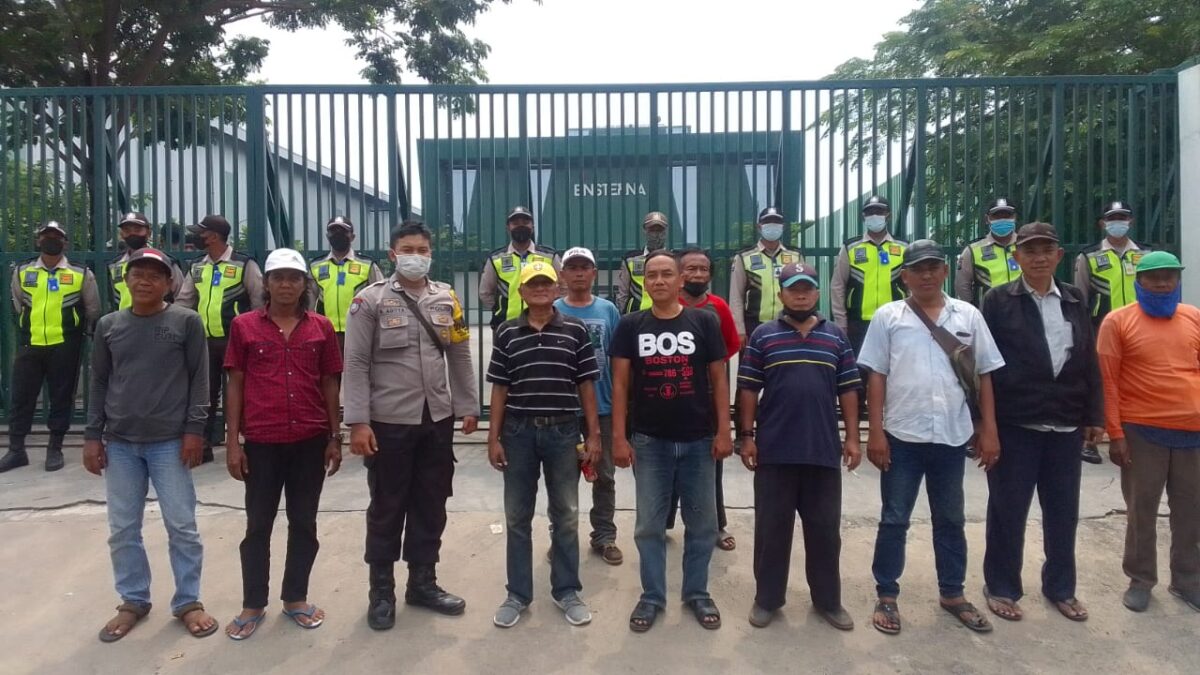 Forum Peduli Pekerja GBE saat melakukan foto bersama dengan aparat kepolisian yang menjaga ketat Gedung PT Energi Sterila Higiena ( Esterna) Tambak Langon, Asem Rowo, Surabaya, Jawa Timur