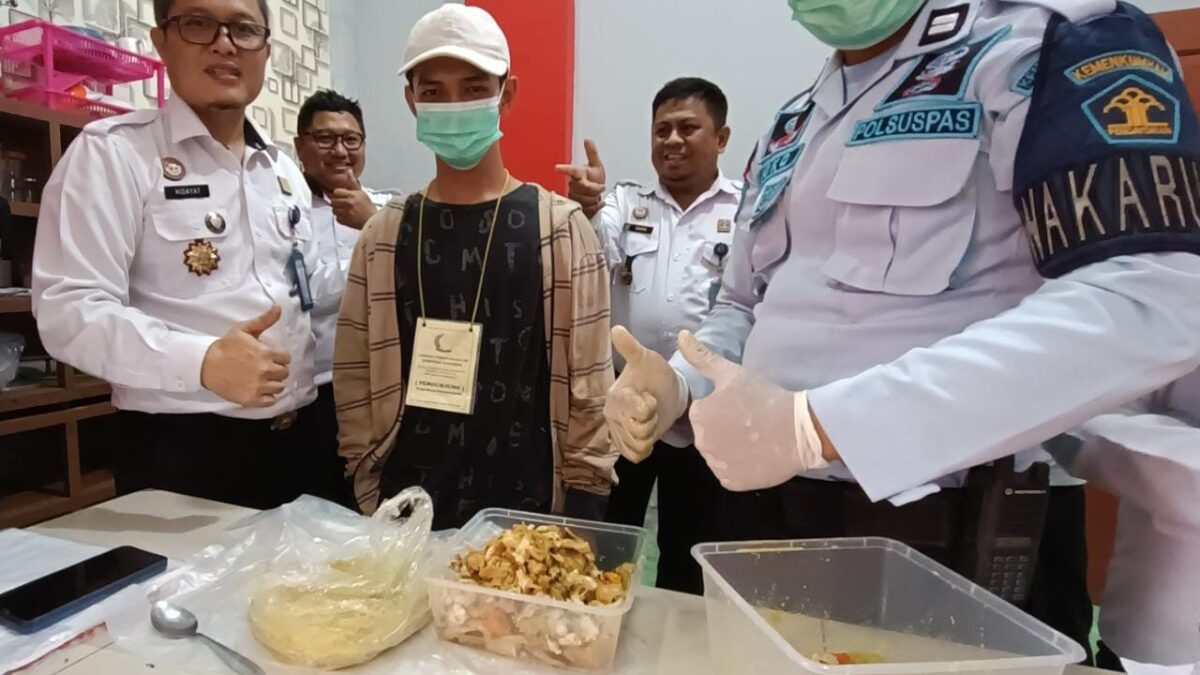 Petugas Lapas Narkotika Samarinda saat mendapati sabu di dalam ayam rica-rica yang di bawa pengunjung (Istimewa)