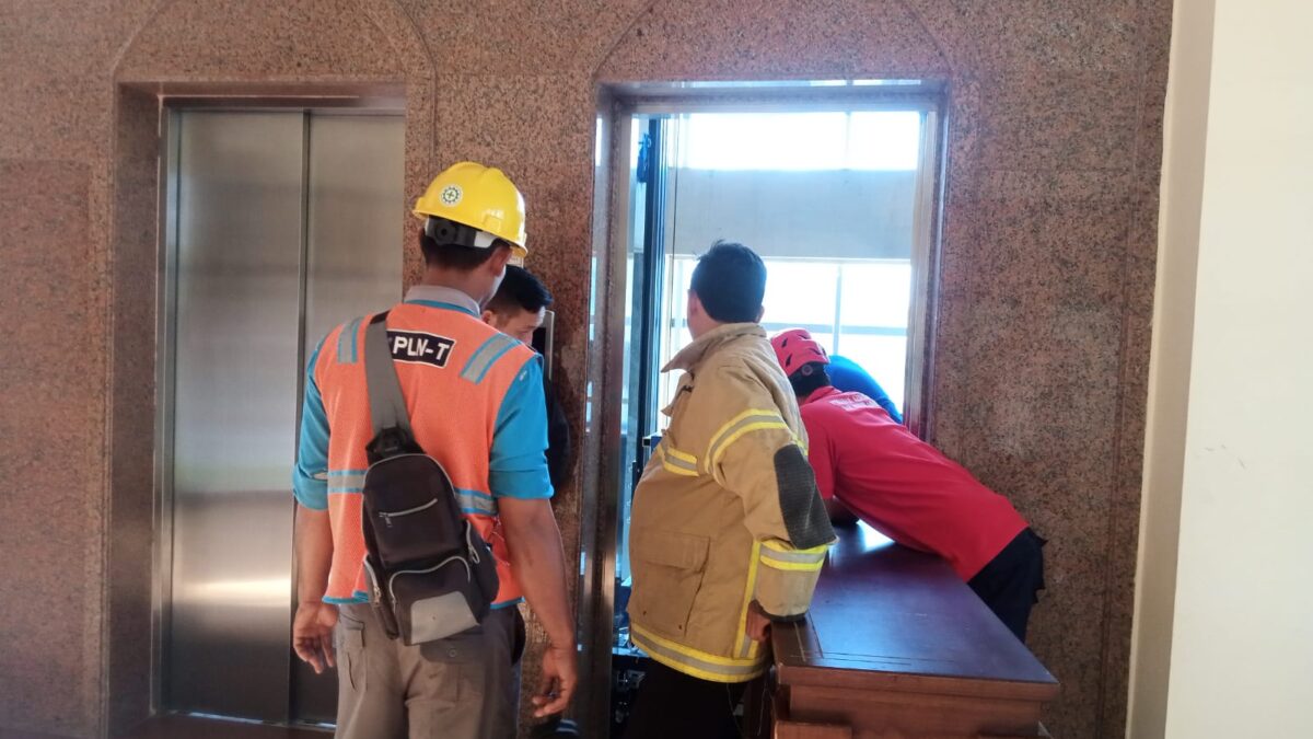 Proses evakuasi korban yang terjebak dalam lift hotel mega lestari (Foto : Istimewa)