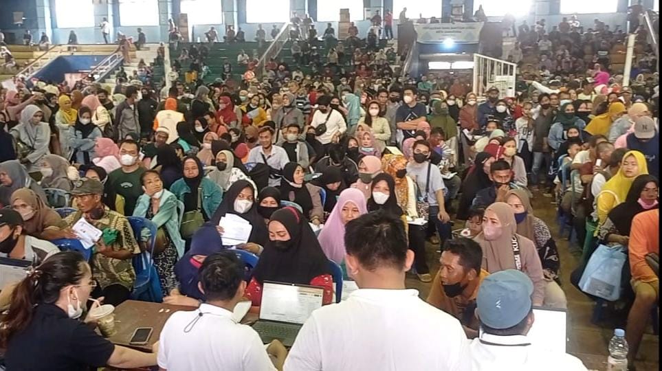 Kondisi Pembagian BLT Dinsos di GOR Segiri (Foto: Istimewa)