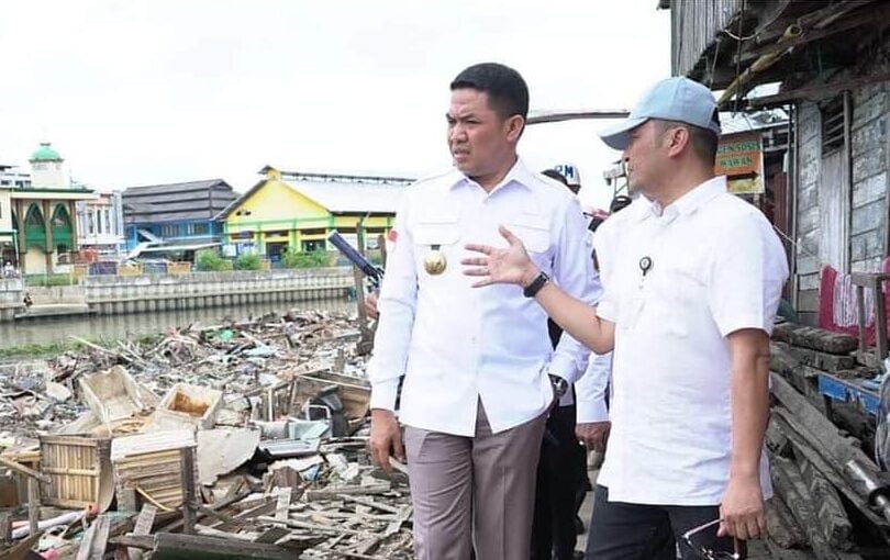 Wali Kota Samarinda, Andi Harun ketika menghadiri proses normalisasi bantaran sungai karang mumus (Foto: Diskominfo Samarinda)