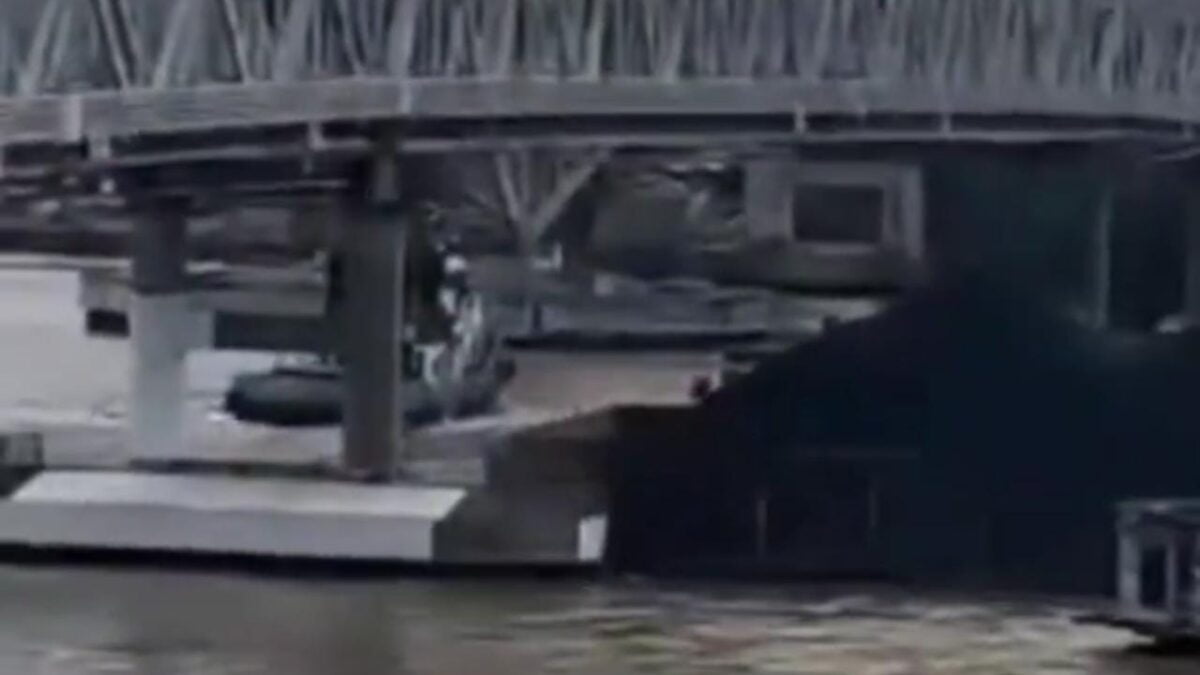 Kapal tongkang bermuatan batubara saat menabrak pilar jembatan mahakam (Foto: Istimewa)